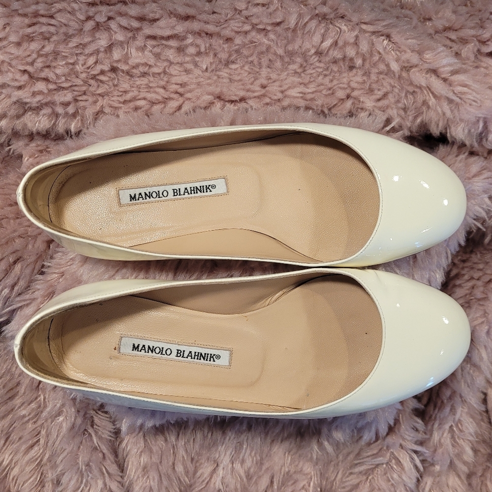 Manolo Blahnik patent leather round toe flat 37.5
